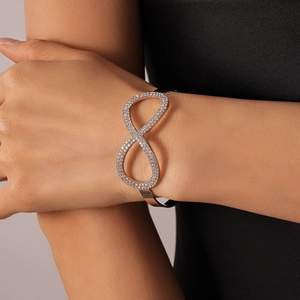 Dettaglio del bracciale rigido a infinito argento con scintillanti pietre di zircone