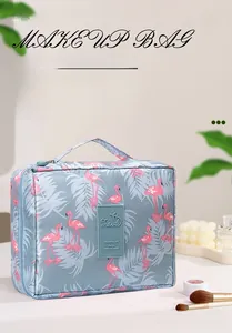 Gros plan de la trousse de maquillage à motif flamant rose et double fermeture éclair