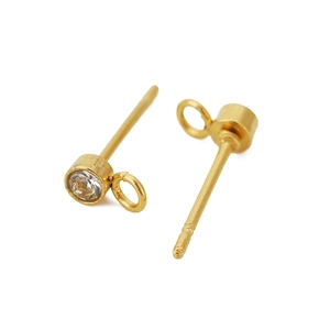 Détail macro de clous d'oreilles en acier doré avec pierre zircon et boucle pour DIY
