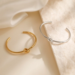 Bracelets noeud en or 18 carats et argent sur fond élégant en soie et pierre naturelle