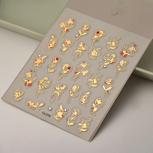 Vue détaillée des autocollants pour ongles fleurs dorées avec strass étincelants