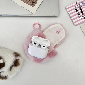 Detailansicht der flauschigen rosa Plüsch-Kopfhörertasche mit Haken auf weißem Tisch