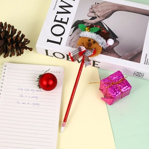 Détail du stylo de Noël avec tête en peluche bonhomme de pain d'épices et corps rouge