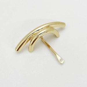 Close-up of golden U-shaped hair hook featuring a minimalist double-bar alloy design