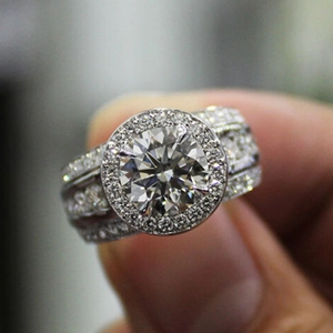 Bague halo élégante en argent avec pierre ronde brillante et large anneau pavé