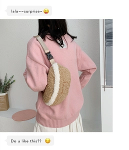 Detail of cute plush crossbody bag with two-tone fleece and adjustable buckle strap