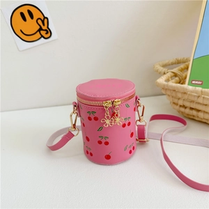 Détail du sac cylindrique rose pour filles avec imprimé cerise et broderie