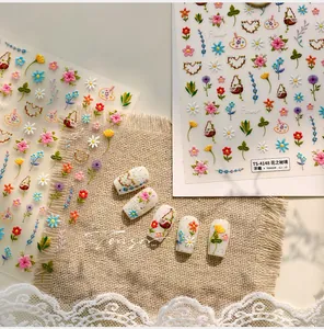 Dettaglio di adesivi per unghie 3D TS-4148 con fiori e cuori su punte bianche per manicure