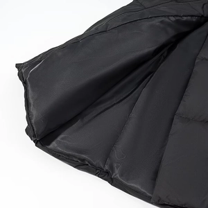 Damen Steppmantel in Schwarz mit abnehmbarem Pelzkragen und Bindegürtel für den Winter