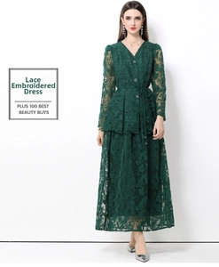 Detailansicht der zarten floralen Stickerei am dunkelgrünen Maxikleid aus Spitze