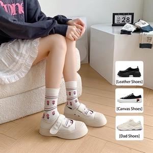 Chaussettes mignonnes en coton blanc cassé avec motifs floraux rouges et rayures