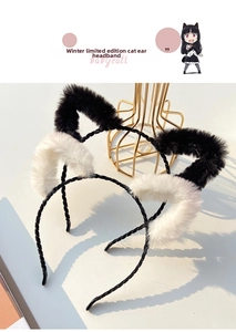 Détail de serre-têtes oreilles de chat noir et blanc avec texture en peluche douce