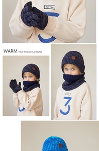 Detail van de winterset voor kinderen met fleece gevoerde muts, nekwarmer en warme handschoenen