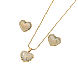 Parure de bijoux cœur dorée avec collier et boucles d'oreilles et pierres opales