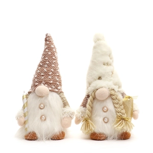 Set di due gnomi natalizi con bastoncini di zucchero e luci in crema e marrone nordico