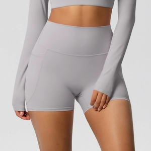 Vue détaillée du short de yoga gris taille haute avec coutures latérales et tissu élastique