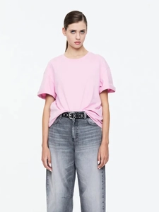 Vista completa della maglietta in cotone rosa abbinata ai jeans larghi in denim grigio