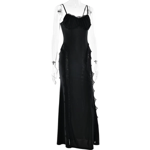 Détail d'une robe longue moulante noire avec empiècements en dentelle et buste plissé