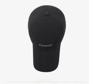 Vista dall'alto di cappellino nero PWRFIT traspirante con fori di ventilazione sportivi