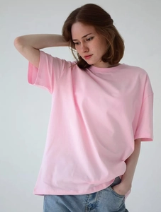 Λεπτομερής κοντινή λήψη ροζ βαμβακερού T-shirt με κλασική στρογγυλή λαιμόκοψη και απαλή υφή