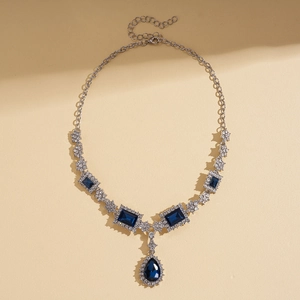 Dettaglio della collana d'argento con cristallo blu a goccia e pietre di tipo baguette