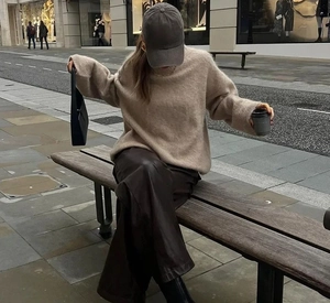 Pull bordeaux à manches longues et col rond avec pantalon marron dans un style urbain