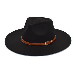 Classico cappello jazz nero in lana a tesa larga con cinturino in pelle marrone e fibbia