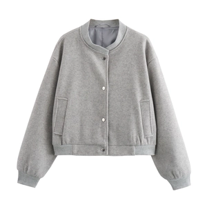 Gros plan sur le blouson aviateur en tweed gris avec boutons en métal et poignets côtelés