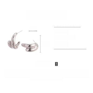 Detailed size chart of C-shaped drop earrings with dimensions of 2cm by 2.5cm