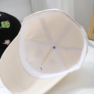 Vue détaillée de la doublure intérieure de la casquette beige avec coutures renforcées