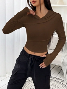 Eng anliegender brauner Strickkapuzenpullover für Damen mit V-Ausschnitt und Rippenmuster