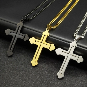 Collier mode en acier inoxydable avec pendentif double croix en noir, doré et argenté