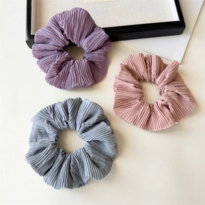 Set di tre elastici in raso nei colori viola, rosa e grigio con texture in seta plissettata