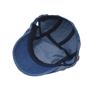 Détail de l'intérieur d'une casquette plate en jean avec coutures renforcées et tissu bleu