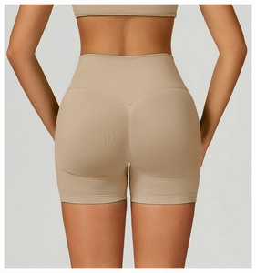 Vista posteriore di pantaloncini da yoga senza cuciture a vita alta con tessuto a coste e cucitura