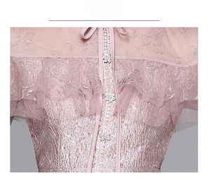 Détail de broderie sur robe en tulle rose avec perles élégantes et col à nouer