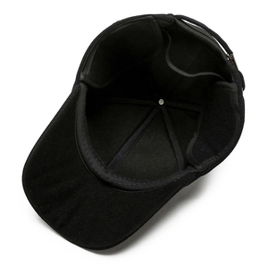 Schwarze Winter-Baseballkappe für Herren mit Ohrenschützern und Sechs-Panel-Design