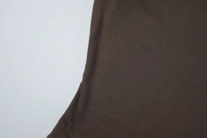 Detailaufnahme der dunkelbraunen Rippstrick-Textur dieses figurbetonten bauchfreien T-Shirts