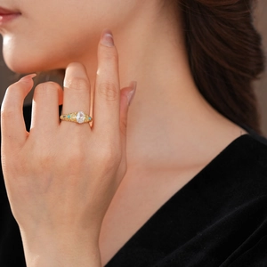 Détail d'une bague plaquée or 18 carats avec pierre ovale et gravures de style rétro