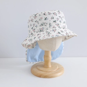 Dettaglio cappello sole bimbo con motivo floreale e protezione per collo allungata