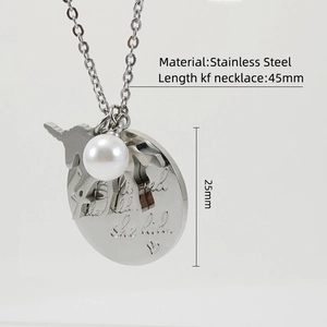 Détail du pendentif licorne argenté et du disque gravé sur une chaîne en acier inoxydable