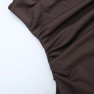Détail du tissu froncé marron montrant la maille texturée et la finition de qualité
