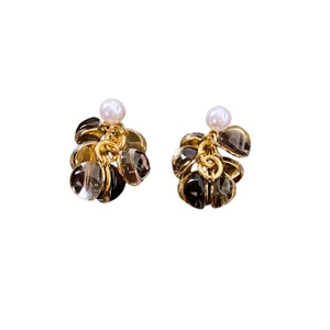 Boucles d'oreilles créoles dorées avec perle blanche et breloques en résine fumée