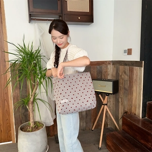 Détails du grand sac cabas en toile grise à pois rouges et broderies de nœuds élégants