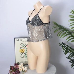 Détail de crop top à paillettes argentées avec fines bretelles et col en V