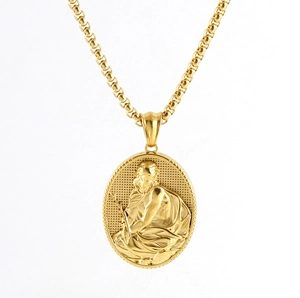 Détail d'un pendentif portrait vintage en relief 3D sur chaîne en acier doré à l'or 18 carats