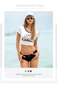 Dettaglio degli shorts in denim nero con bordi sfrangiati per la moda estiva sexy