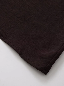 Primer plano de tela tejida marrón oscuro con detalle de costura de aguja única de calidad