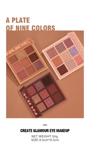 Palette di ombretti a nove colori con finiture opache e brillanti in toni nude