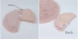Detail van roze kerstboomrok van imitatiebont met klittenbandsluiting en textuur